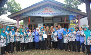 Walikota Cirebon Drs H Ano Sutrisno MM di dampingi Kepala BPMPPKB Dra Hj Deane Dewi Ratih MM, foto bersama tim Posyandu Mawar yang meraih Juara  kedua ( 2 ) Lomba Posyandu Tingkat Nasional di depan Posyandu Mawar Kelurahan Larangan Kecamatan Harjamukti Kota Cirebon, Selasa (17/6/2014).