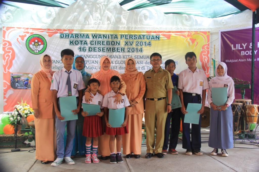 PEDULI PENDIDIKAN. DWP Kota Cirebon peduli pendidikan dengan memberikan beasiswa kepada siswa SD hingga SMA dari putra putri PNS golongan satu di lingkungan Pemkot Cirebon, Selasa (16/12). Berbagai kegiatan digelar dalam rangkaian HUT Ke-15 Dharma Wanita.
