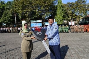 Penyerahan Secara Simbolis Bantuan Gubernur Jawa Barat Tahun 2015 Kepada Satuan Polisi Pamong Praja Kota Cirebon Berupa Satu Unit Kendaraan Oprasional Roda Empat Jenis Double Kabin dan Lima Unit Kendaraan Roda Dua Jenis Trail. Selasa (17/3/2015)