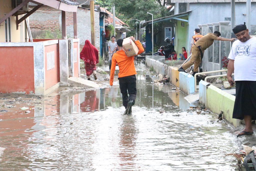 BPBD Kota Cirebon Salurkan Bantuan ke Korban Banjir Rob di Kesunean