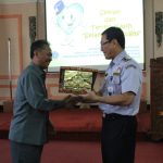 Walikota Cirebon Drs. H. Ano Sutrisno, MM. Memberikan Kenang - kenangan berupa Plakat Kepada Kementrian Perhubungan