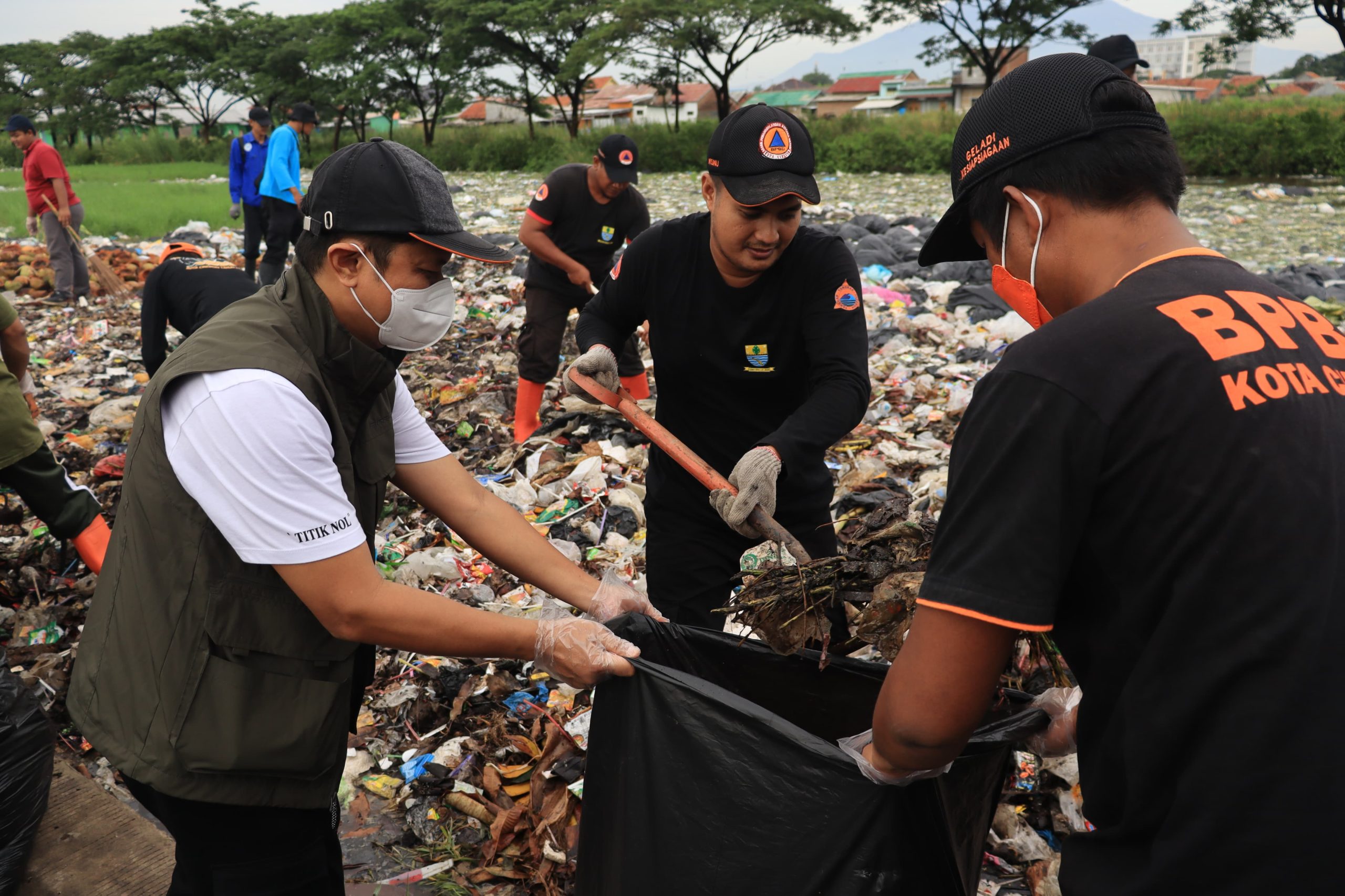 Wali Kota Pimpin Kerja Bakti di Pesisir Kesenden, Tegaskan Penegakan Perda