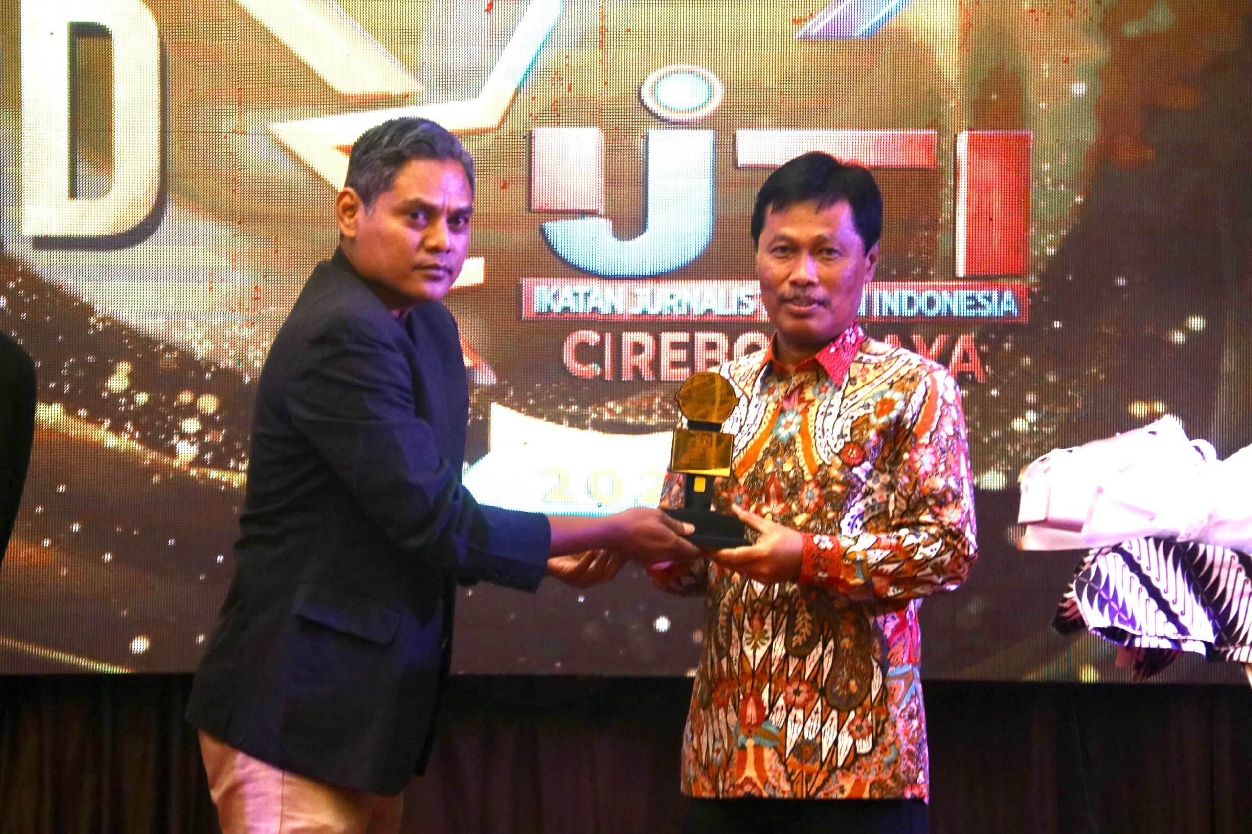 Wali Kota Cirebon Raih Penghargaan Tokoh Visioner di IJTI Award 2025