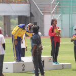 Foto pengalungan medali atletik di porda jabar 2014