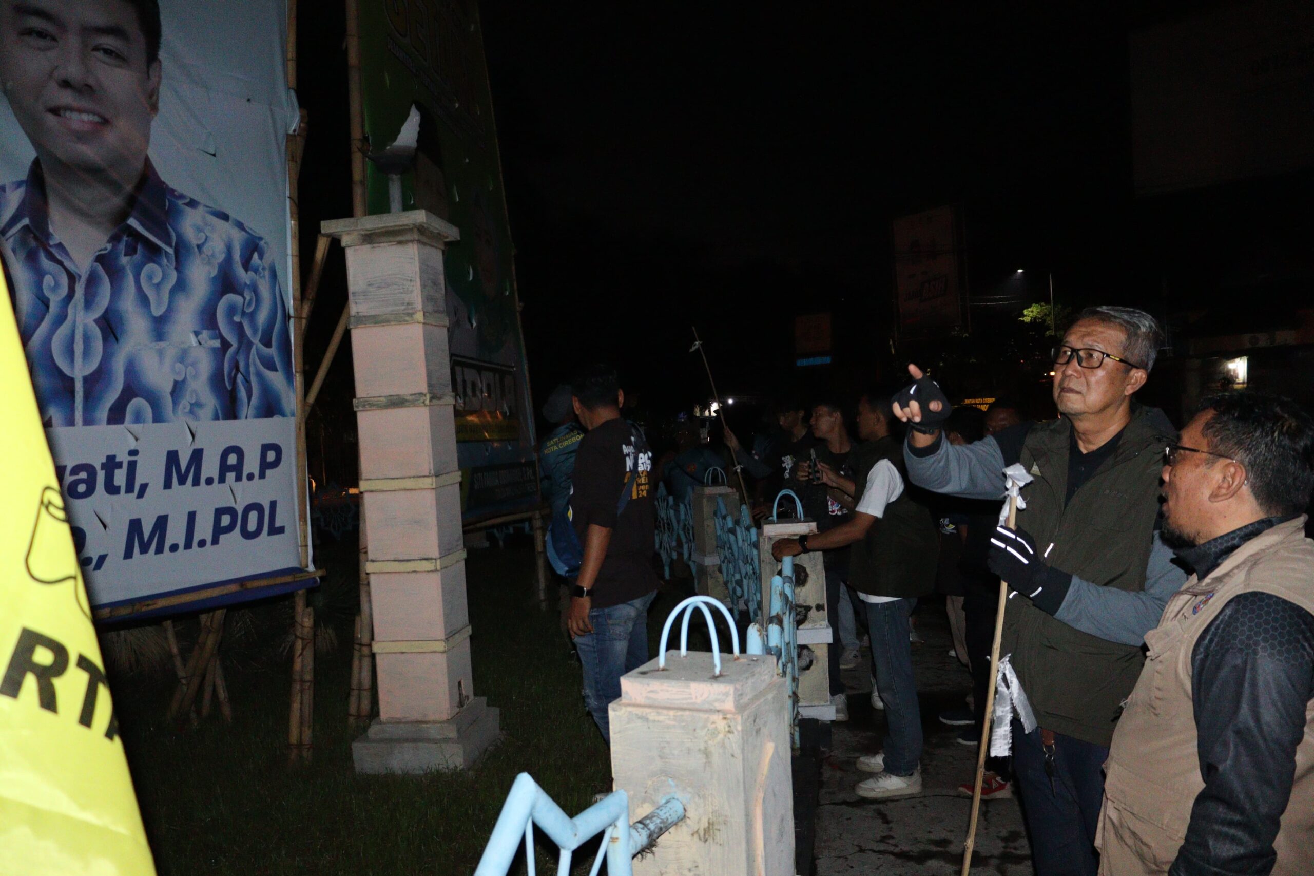 Kolaborasi Sinergis Pemerintah Kota Cirebon dalam Penertiban APK di Masa Tenang Pemilu