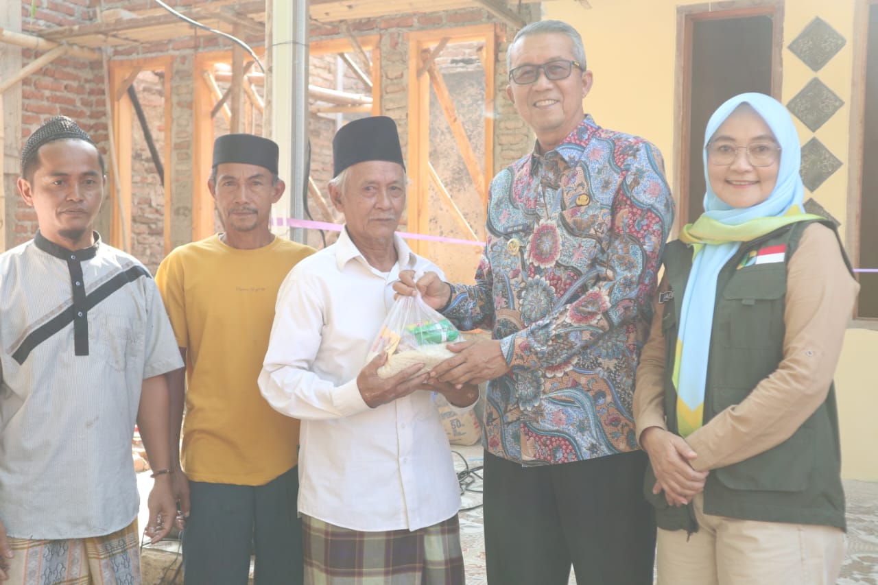 Pj Wali Kota Cirebon dan Jabar Bergerak Serahkan Bantuan Renovasi Rumah Korban Kebakaran di Argasunya