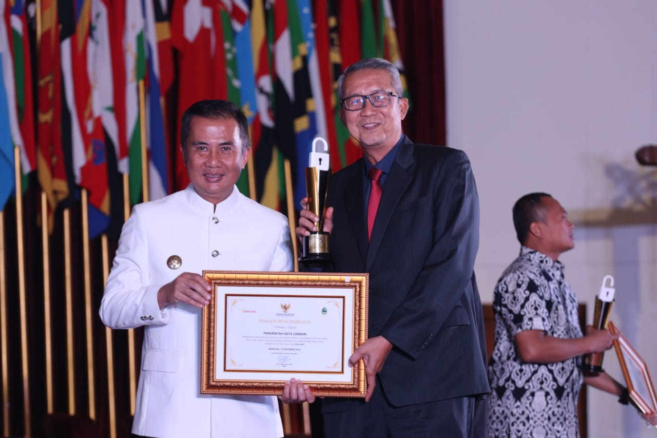 Pemkot Cirebon Raih Penghargaan Kategori Kota Informatif di Anugerah Keterbukaan Informasi Publik 2024