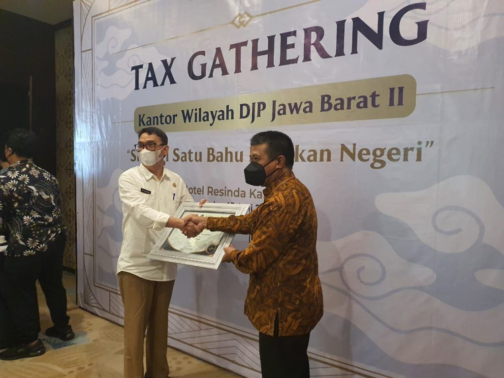 Pemda Kota Cirebon Raih Penghargaan Kategori Inovasi Terbaik dari DJP Jabar II