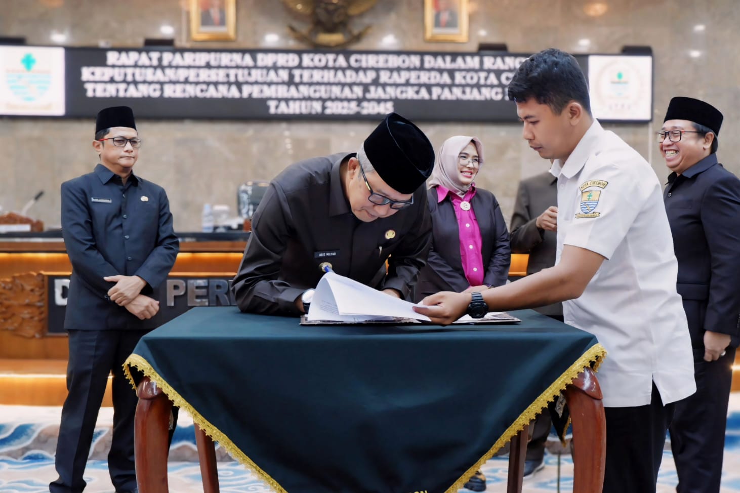 Rapat Paripurna DPRD Kota Cirebon Setujui Rancangan Peraturan Daerah RPJPD Tahun 2025-2045