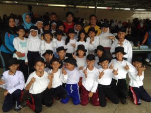 Polisi Kecil SD Karyamulya I berfoto bersama Guru dan Pelatih sesaat sebelum berlatih di SPN Cisarua Bandung (12/3) 