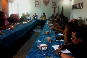 Sekretaris Daerah Kota Cirebon Drs. Asep Dedi, M.Si didampingi Direktur Perumda Pasar Kota Cirebon bersilaturahmi dengan jajaran Perumda Pasar , Selasa (10/5).