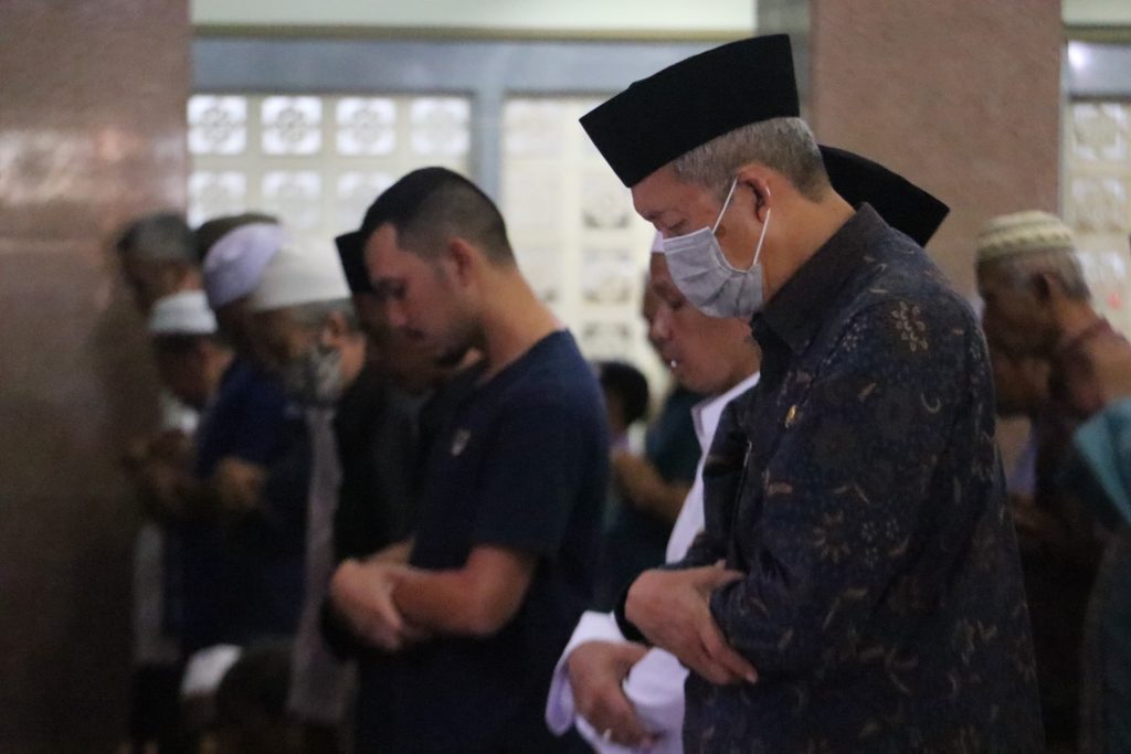 Masyarakat Kota Cirebon Gelar Salat Gaib untuk Emmeril Kahn Mumtadz