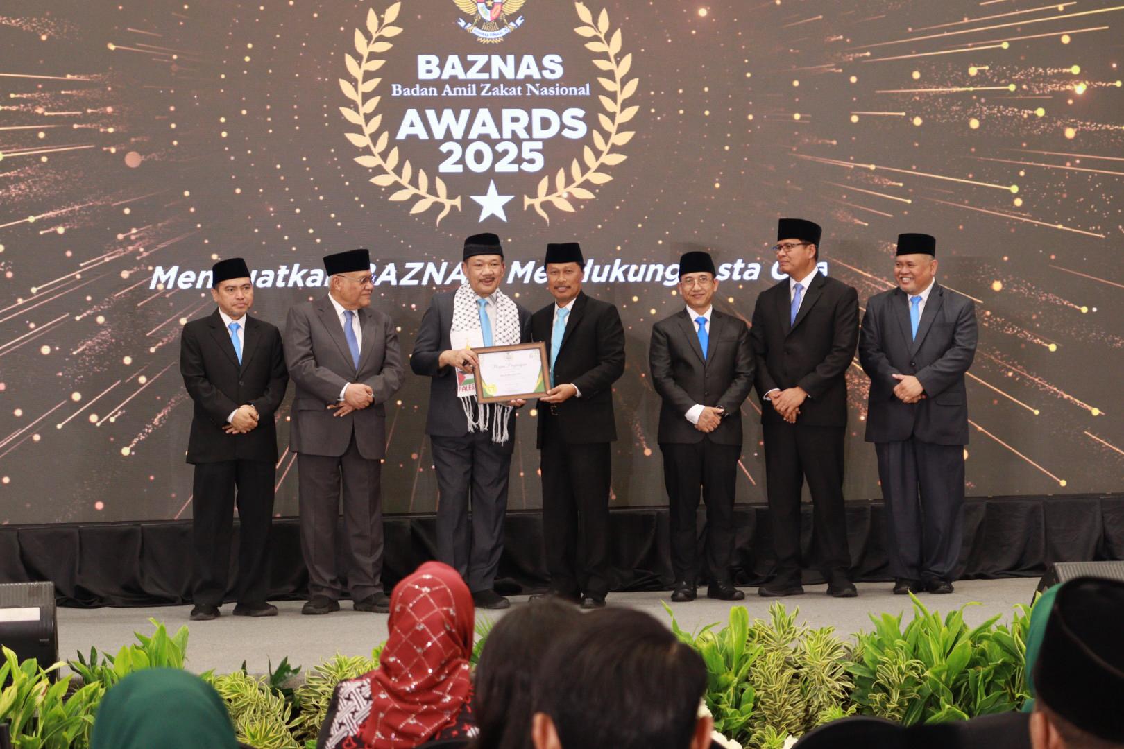 Wali Kota Cirebon Raih Penghargaan BAZNAS Awards 2025 atas Komitmen Mendukung Gerakan Zakat Indonesia