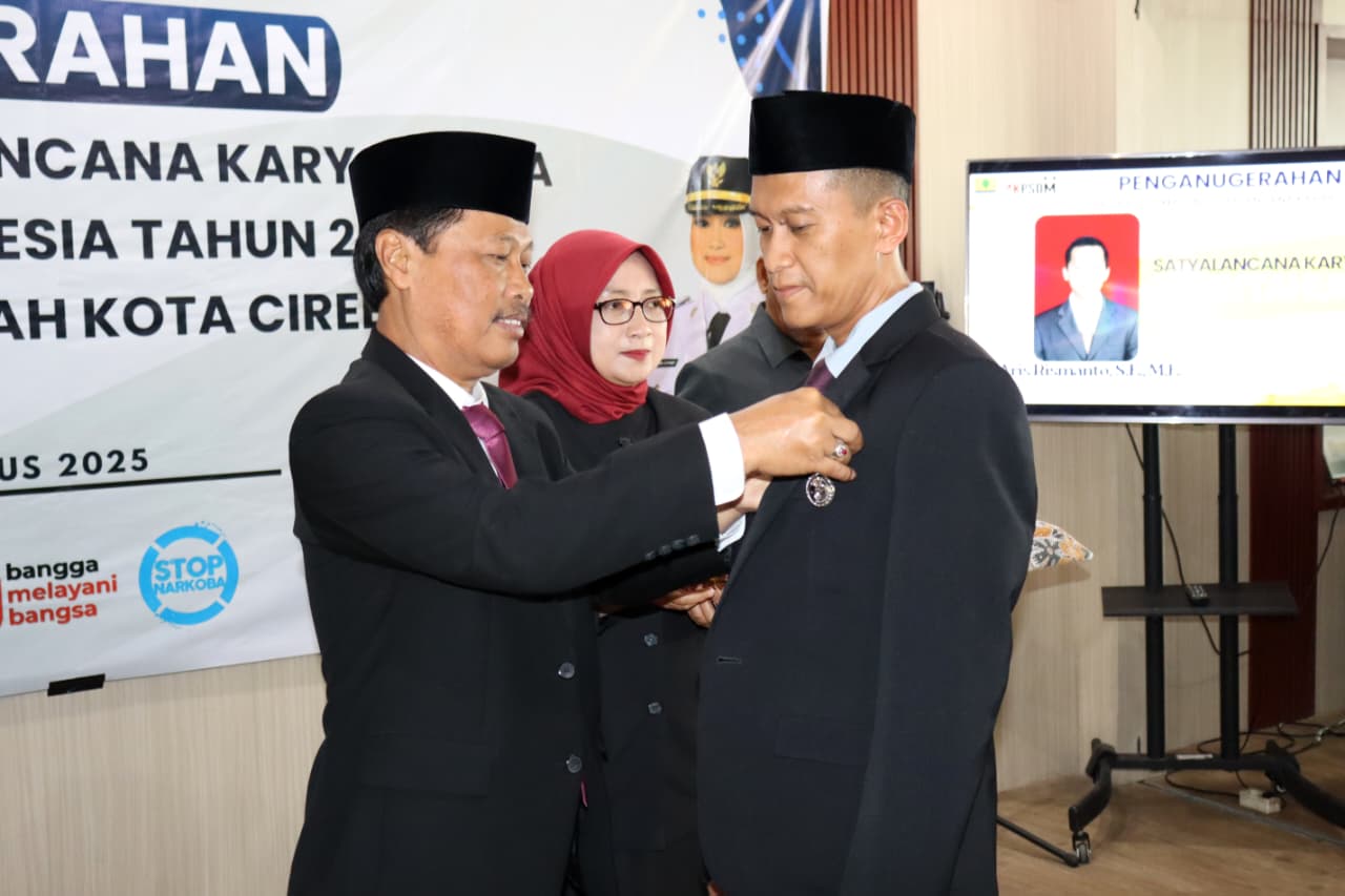 115 PNS Kota Cirebon Terima Satyalancana Karya Satya, Wali Kota Tekankan Semangat Pelayanan dan Kolaborasi